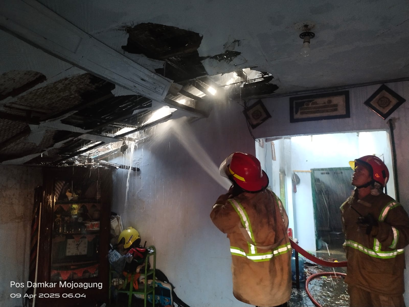 Kebakaran menimpa sebuah rumah di Dusun Klampisan, Desa Tejo, Kecamatan Mojoagung, Jombang, Rabu (9/4) pagi.