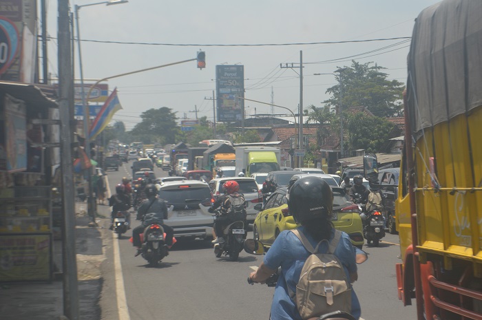 PADAT: Lalu lintas di jalan nasional Desa/Kecamatan Bandarkedungmulyo menuju simpang Bangjuri (Jombang, Nganjuk, Kediri) padat merayap, Senin (7/4).