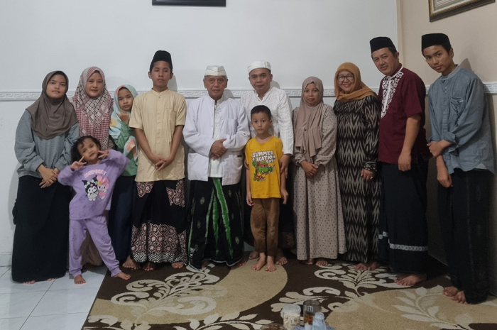 TELADAN: Wakil Ketua DPRD Jombang, HM Syarif Hidayatullah ST MMT (Gus Sentot) bersama Rois