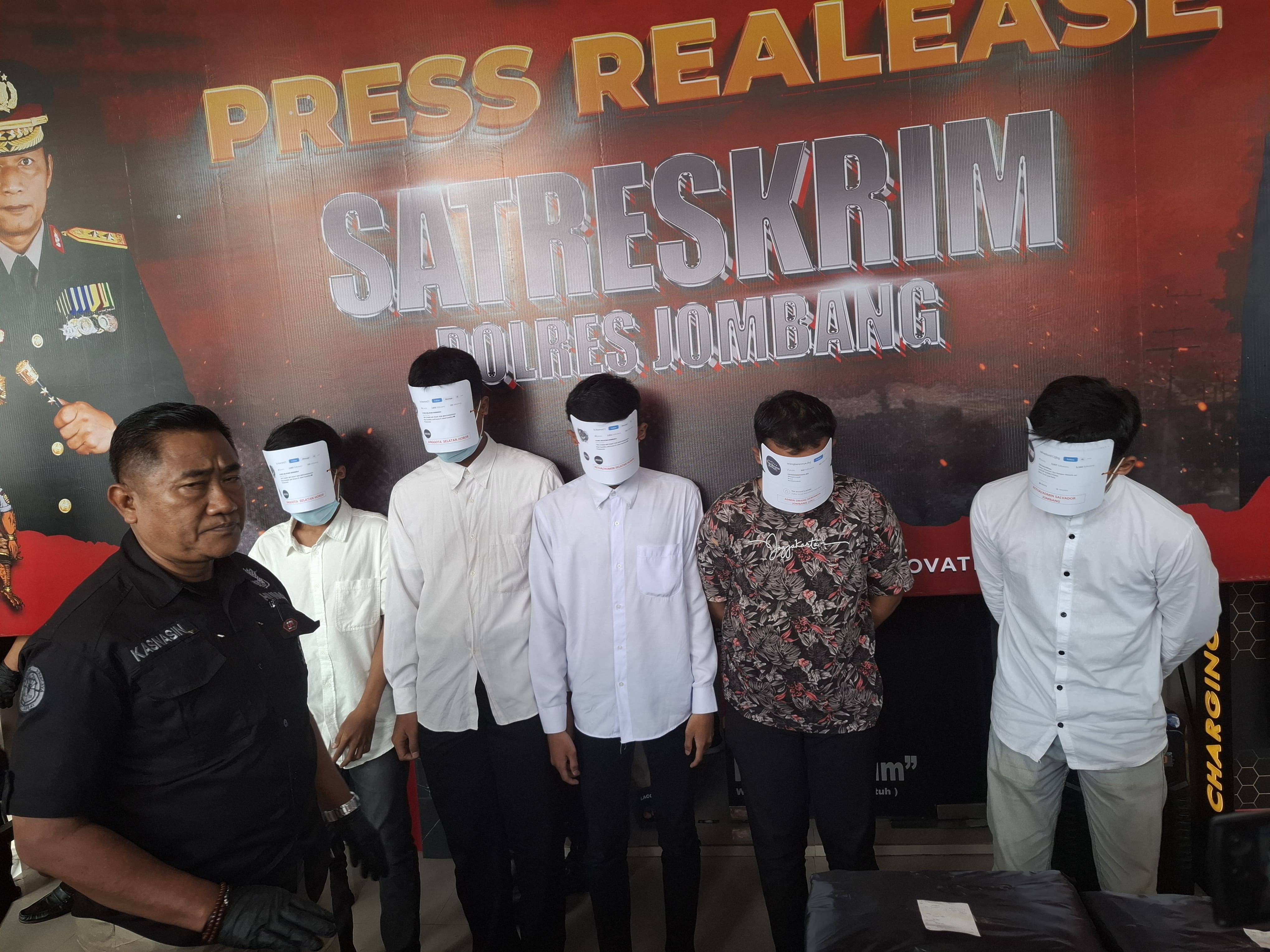 Sebanyak enam orang admin media sosial (medsos) milik beberapa kelompok gangster yang ada di Kabupaten Jombang diamankan polisi