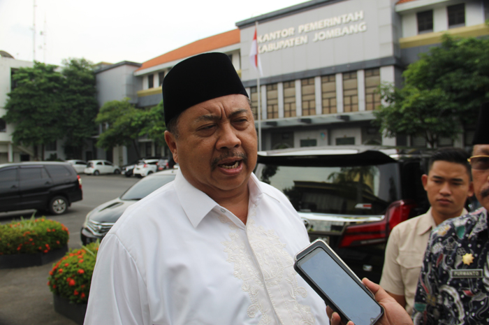 BERI KETERANGAN: Bupati Jombang Warsubi saat memberikan penjelasan kepada wartawan, (11/4).