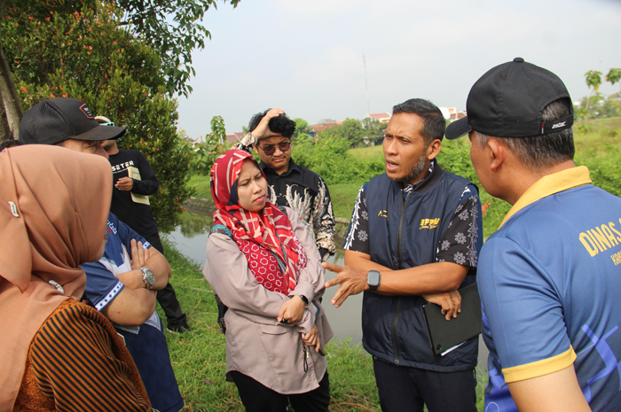 SURVEI: Jajaran Kementerian Pekerjaan Umum (PU) meninjau lokasi sekolah rakyat di Desa Denanyar, Jumat (11/4).