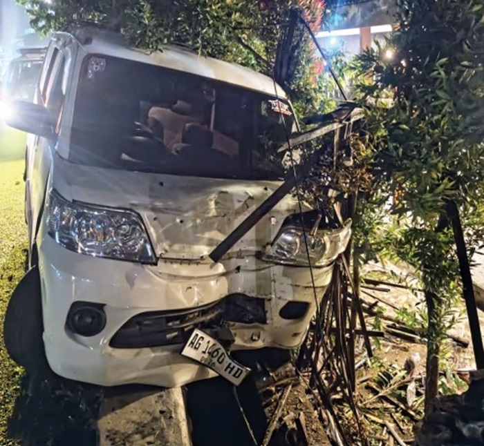 Mobil travel yang membawa tujuh orang penumpang mengalami kecelakaan tunggal di jalan arteri Sumobito, Jombang, Jumat (11/4) dini hari