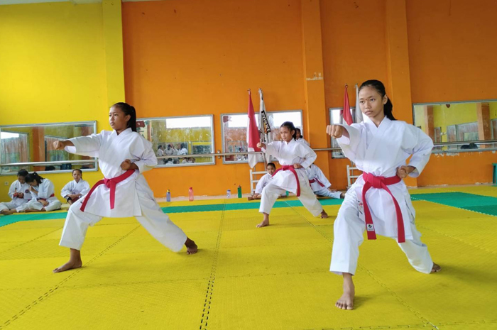 SEMANGAT: Atlet Warrior Karate Club dari kiri, Alisha Khaira, Aiko Zahwa, Mayang Salsabila saat latihan di Dojo Mahameru, Jombang.