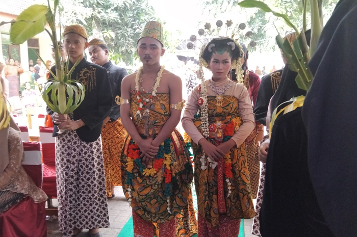 LESTARIKAN BUDAYA: Para siswa SMPN 3 Kabuh, Jombang mengikuti program Kamis Budaya Adicoro Panggih Manten, Kamis (10/3) pagi.