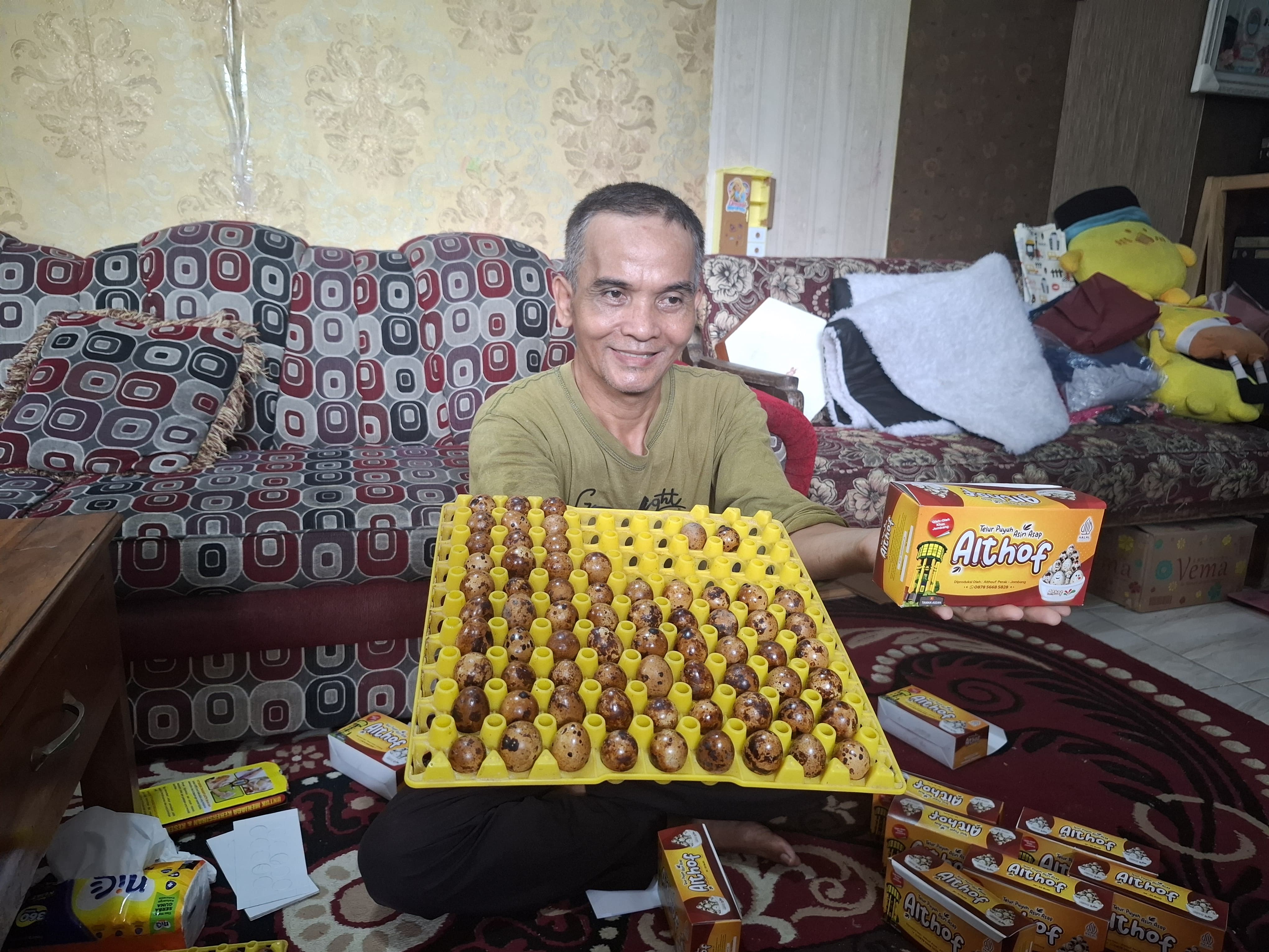 Pujiono Heru Santoso, warga Desa Cangkringrandu, Kecamatan Perak, Jombang dengan produk telur puyuh asin asapnya.