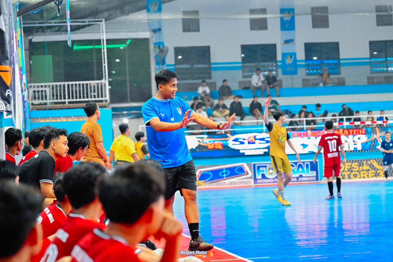 SERIUS: Pelatih tim futsal Jombang memberikan arahan kepada pemain di OFS Futsal Center Jombang.