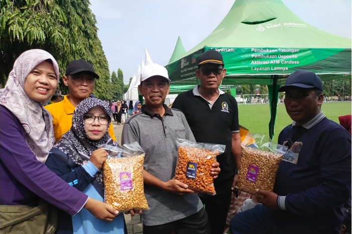 PUSAT KEGIATAN MASYARAKAT: Kepala Desa Tampingmojo Nurus Sa&rsquo;adah mengunjungi stan UMKM saat berjualan di lapangan Desa Tampingmojo, Tembelang, Jombang.
