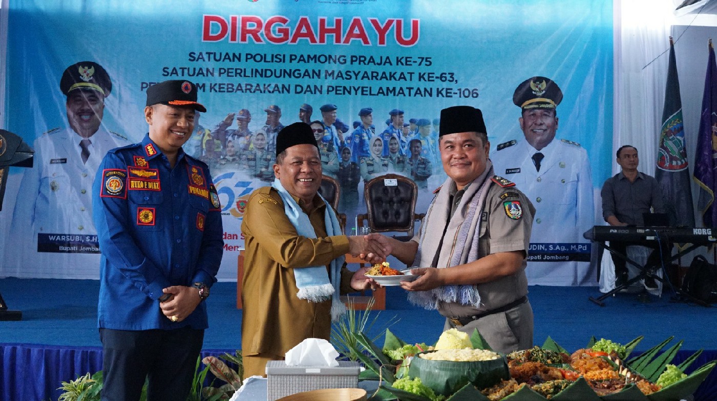APRESIASI: Wakil Bupati Jombang Gus Salman beri apresiasi kepada anggota Satpol-PP, Satlinmas dan Damkar Kabupaten Jombang atas dedikasi dan loyalitas, Senin (14/4).