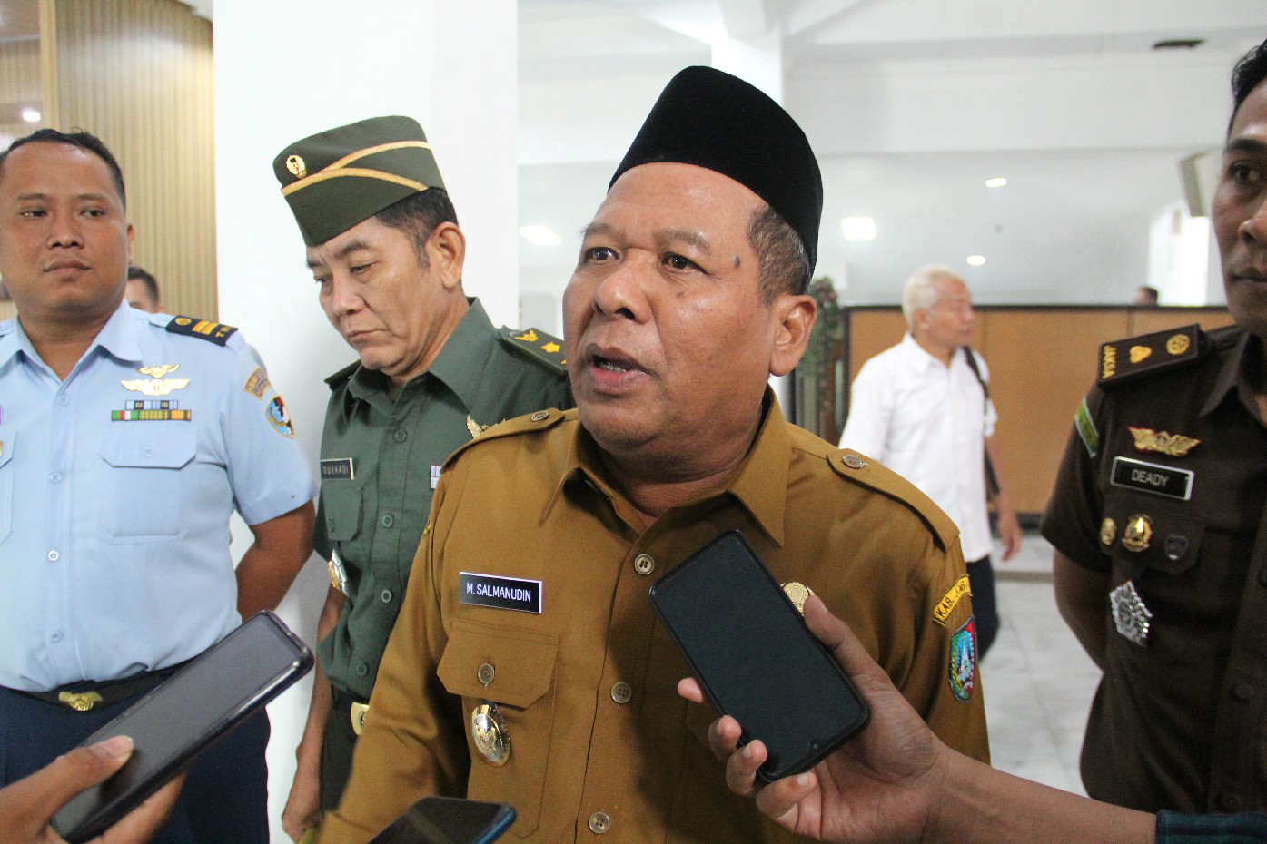 BERI PENJELASAN: Wakil Bupati Jombang Salmanudin Yazid saat memberikan penjelasan usai mengikuti paripurna,  (14/4).