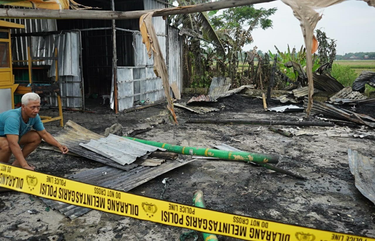 LUDES: Kondisi warung soto Sulis, 34 pemilik warung soto di Desa Bandung, Kecamatan Diwek, Jombang usai terbakar.