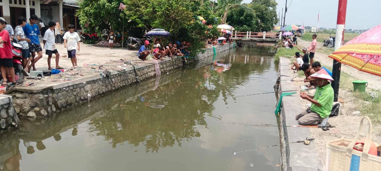 WUJUDKAN KERUKUNAN ANTAR WARGA: Kepala Desa Kebontemu Sirojul Munir bersama warga saat memancing ikan dalam giat halalbihalal Desa Kebontemu, Peterongan, Jombang, Minggu (13/3) pagi.