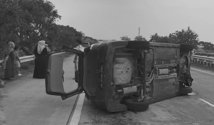 TERGULING: Kondisi mobil Nissan Grand Livina bernopol B 1719 FZK terguling di Tol Jombang-Mojokerto,(14/4).