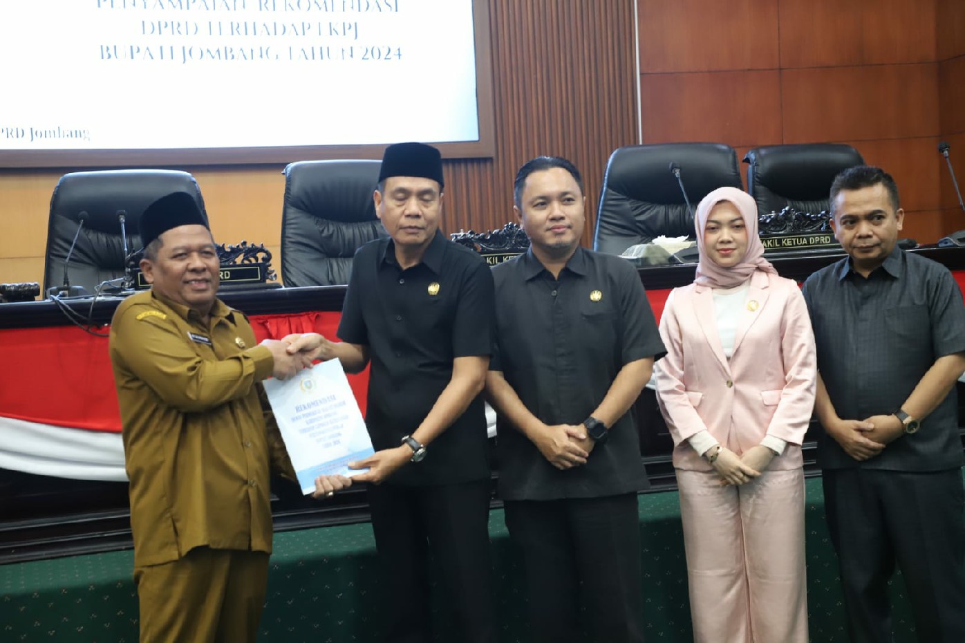 SINERGI: Ketua DPRD Jombang Hadi Atmaji didampingi wakil ketua DPRD menyerahkan dokumen rekomendasi atas LKPj bupati tahun anggaran 2024, Senin (14/4).