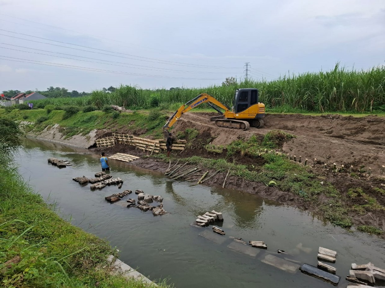 DIPERBAIKI: Plengsengan saluran Sekunder Gude di Desa Pundong, Kecamatan Diwek, Jombang, diperbaiki.