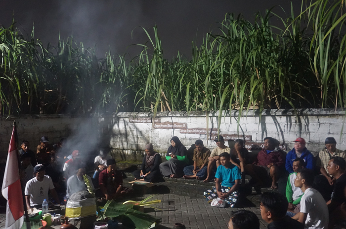 Warga Desa Watugaluh melakukan doa bersama di Situs Mpu Sindok saat peringatan hari jadi desa, Kamis (10/4) malam.