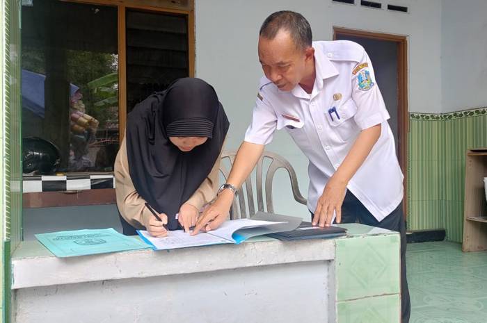 Kepala SMAN 3 Jombang, Zainal Fatoni, mengantar ijazah ke rumah alumni