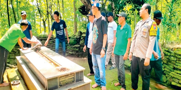 DIHANCURKAN: Warga membongkar makam palsu di Situs Bedander atau Situs Jladri, Dusun Bedander, Desa Sumbergondang, Kabuh, Jombang.