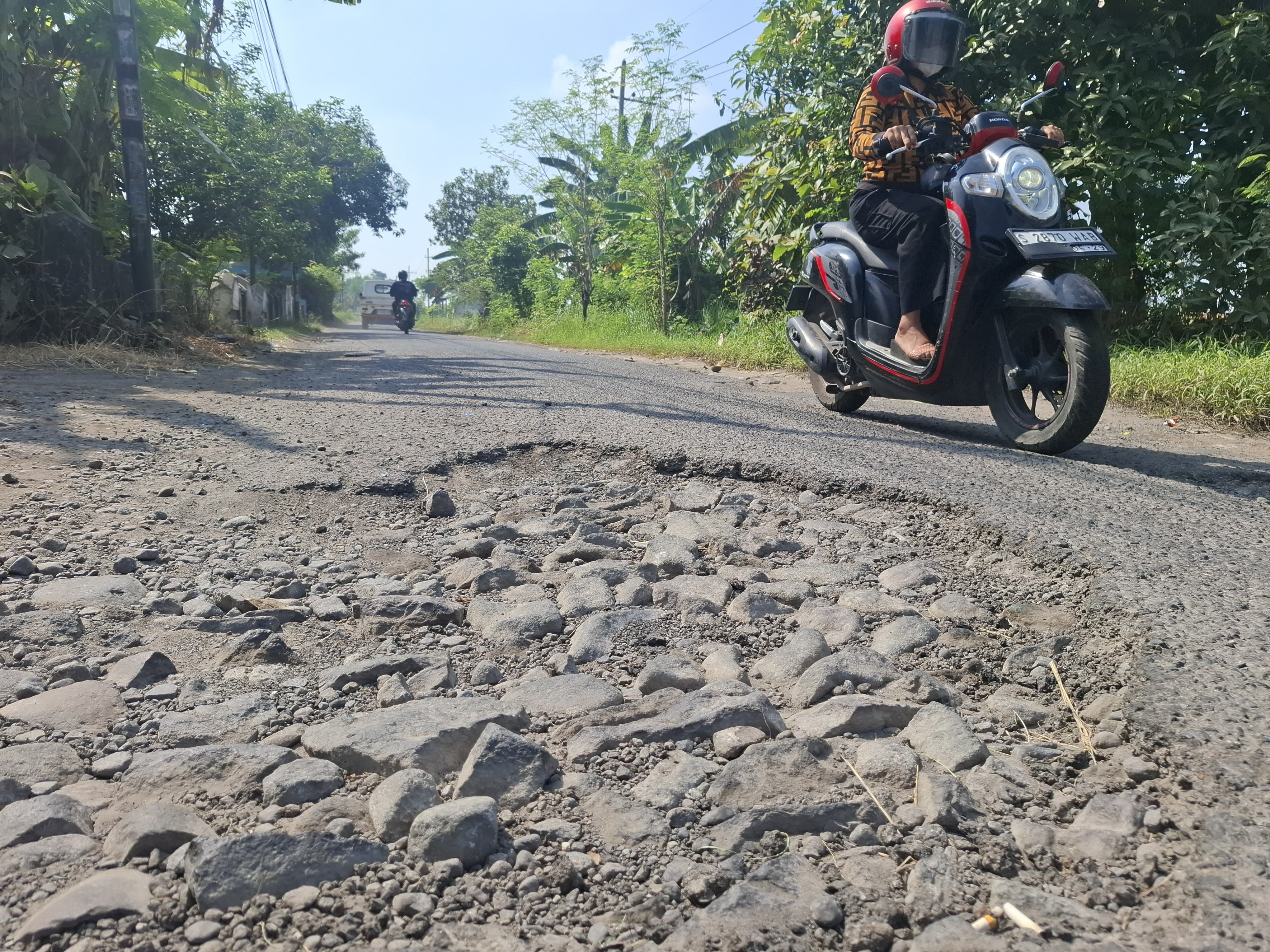 BUTUH PERBAIKAN: Kondisi jalan di Dusun Krapak, Desa Mojokrapak, Kecamatan Tembelang, Jombang, Selasa (15/4).