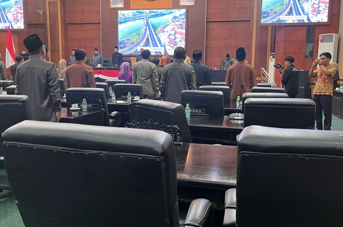 BANYAK YANG KOSONG: Anggota DRPD Jombang banyak yang tak hadir dalam sidang paripurna Kamis (17/4).