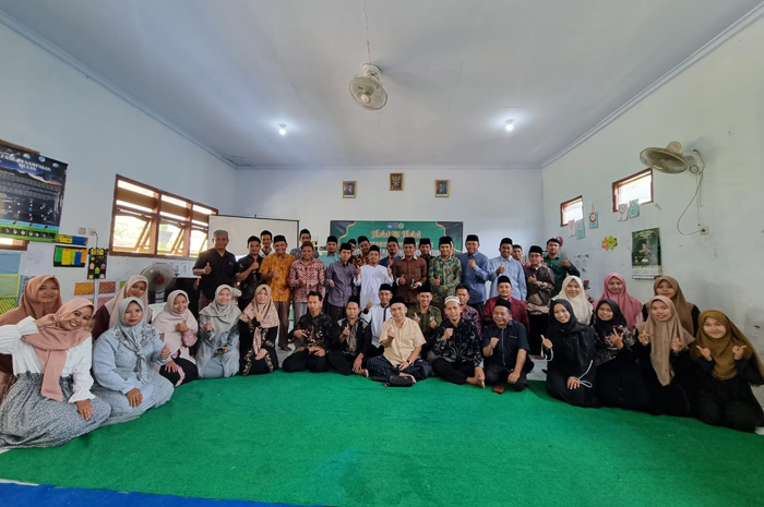 TELADAN: Wakil Ketua DPRD Jombang, HM Syarif Hidayatullah ST MMT (Gus Sentot) saat halalbihalal bersama kelompok kerja pendidikan diniyah Kabupaten Jombang di SDI Sabilulmuttaqin, Peterongan, (12/4).