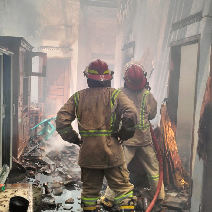LUDES: Rumah milik Abdul Malik di Dusun Buduk, Desa Tugusumberejo, Kecamatan Peterongan, Jombang, terbakar, Kamis (17/4) siang.
