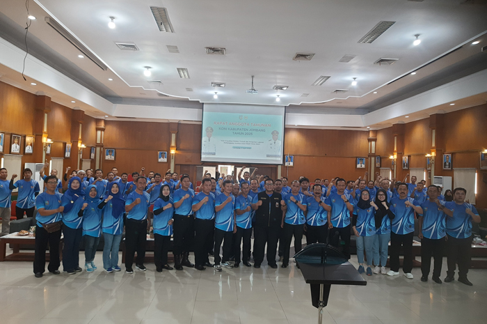 KOMPAK: Plt Asisten 2 Setdakab Jombang, Syaiful Anwar, dan Ketua KONI Jombang, Sumarsono, bersama seluruh peserta RAT di Ruang Bung Tomo Pemkab Jombang, Kamis (17/4).