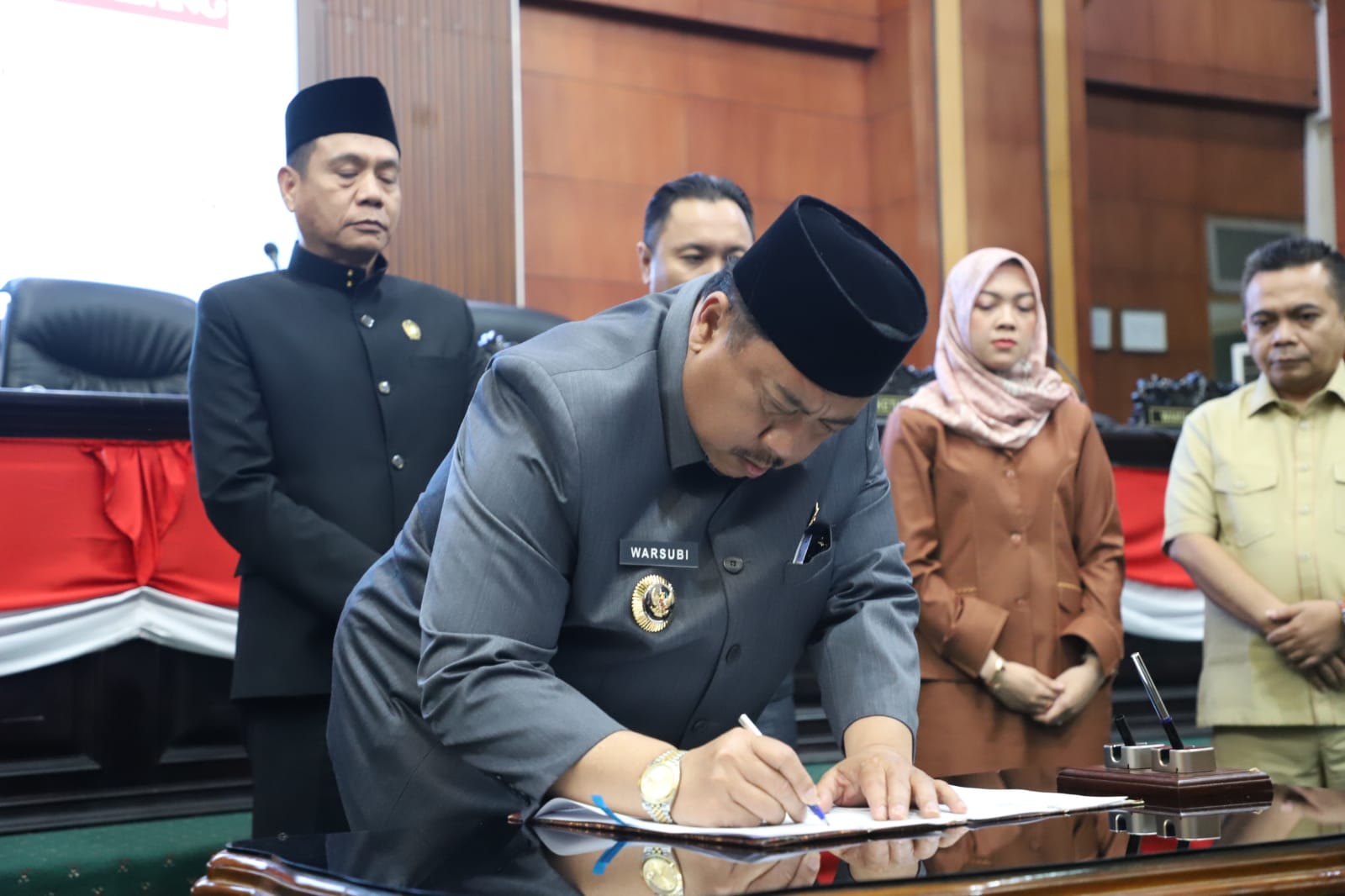 DISAHKAN: Raperda Perlindungan Perempuan dan Anak Korban Kekerasan di dok di ruang Sidang Paripurna DPRD Jombang, Kamis (17/4).