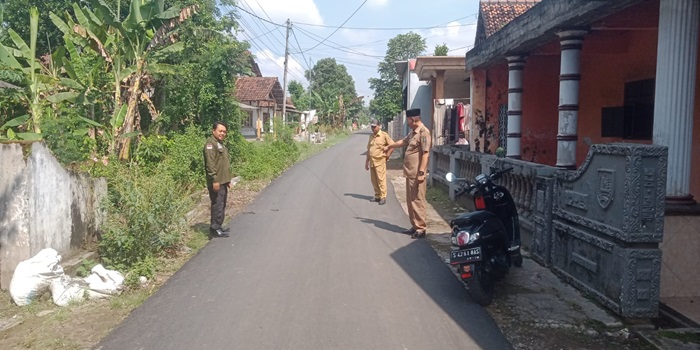 MULUS: Kepala Desa Gedangan Sukarno didampingi perangkat dan pendamping desa saat melakukan pengecheckan akhir kondisi jalan lingkungan yang baru selesai dibangun di Dusun Mojogeneng, Desa Gedangan.