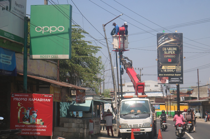 ILUSTRASI: Petugas melakukan perbaikan PJU menggunakan mobil crane di jalan provinsi Desa Losari, Kecamatan Ploso, Jombang.