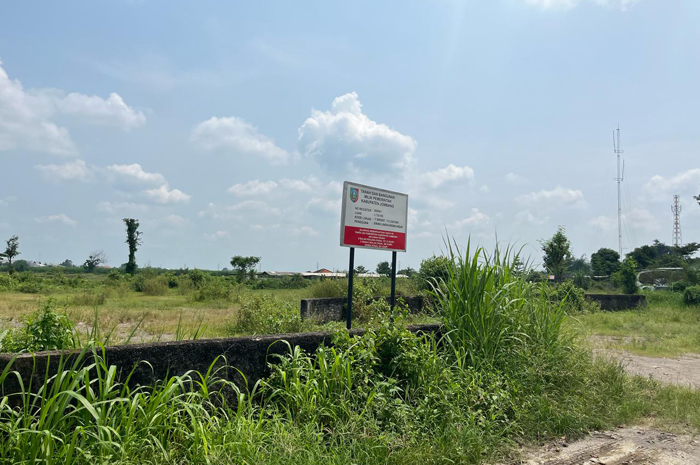 TAK TERAWAT: Pagar tematik di Desa Ceweng, Kecamatan Diwek, Jombang ditumbuhi rumput liar.