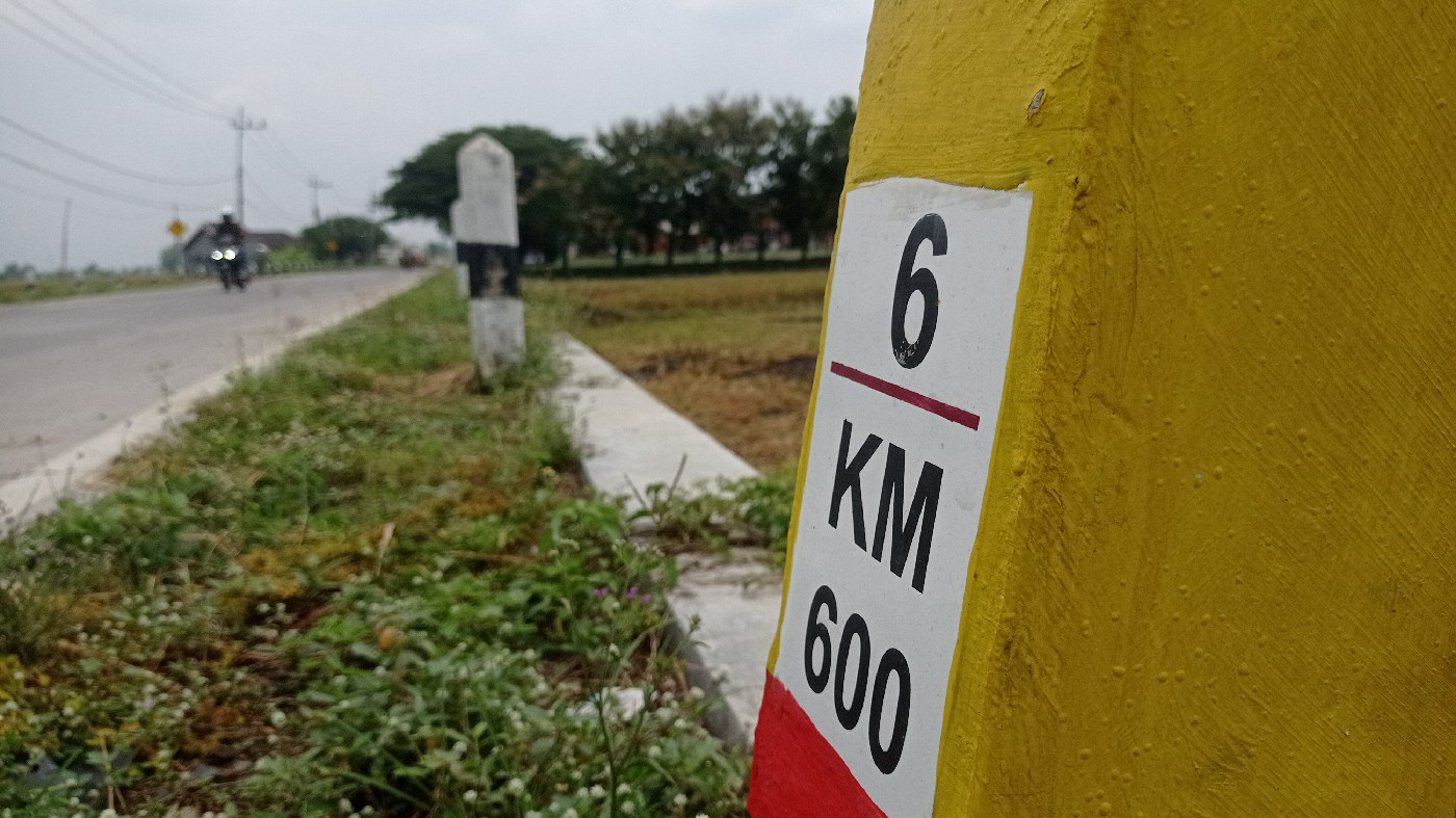 TERSAMBUNG: Jalan kabupaten ruas Kabuh-Tapen di Kecamatan Kabuh, Jombang direncanakan terkoneksi dengan jalan baru ke kawasan industri (KI) (14/4).