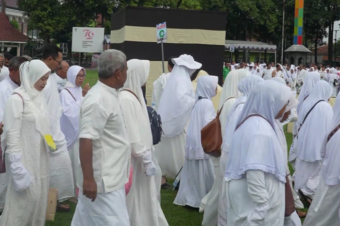 LATIHAN: Ratusan CJH di Jombang mengikuti latihan manasik haji di Alun-alun Jombang, Sabtu (19/4).