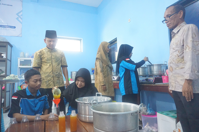 MEMADAI: Para siswa SMK Pendidikan Jombang dibekali fasilitas dan sarana memadai saat giat praktik konsentrasi keahlian.
