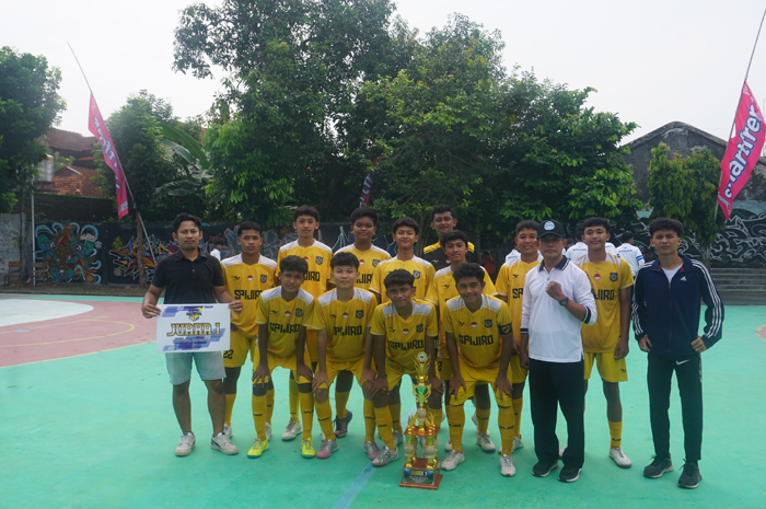 JUARA: Tim SMPN 1 Ngoro A berhasil menjuarai turnamen futsal putra GFC Jombang tingkat SMP/MTs 2025.