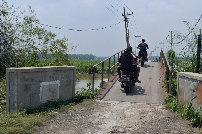 MENYEMPIT: Jembatan pelat besi di Desa Jatigedong, Kecamatan Ploso, Jombang tak masuk dalam proyek IJD ruas Jatigedong-Jatibanjar.