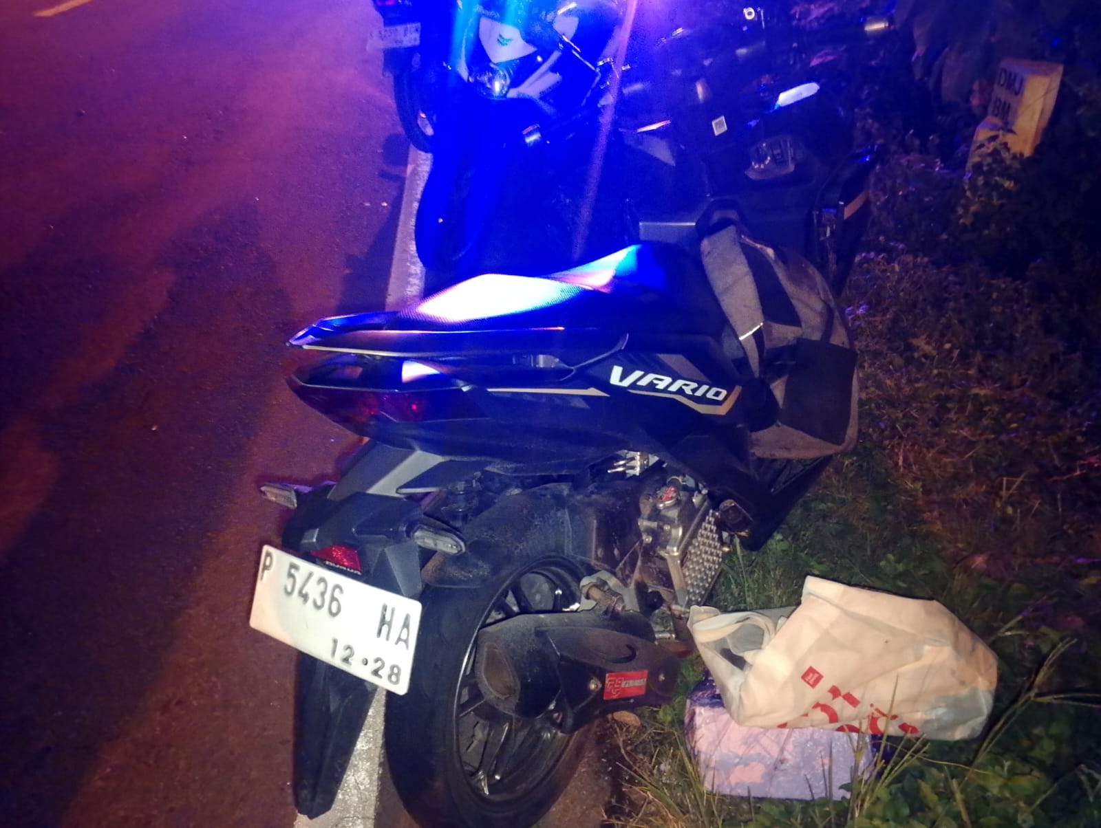 RUSAK PARAH: Kondisi sepeda motor kecelakaan maut di jalur provinsi Ploso-Gedeg, Desa Daditunggal, Kecamatan Ploso, Jombang, Sabtu (19/4) malam.