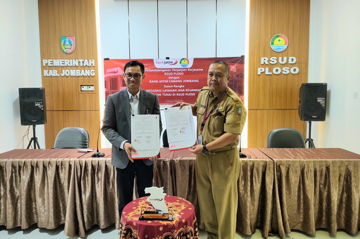 Pemimpin Bank Jatim Cabang Jombang, Hanif Julhamsyah, mendantangani  perjanjian kerja sama dengan Direktur RSUD Ploso, dr Hendri Marzuki, kemarin (22/4).