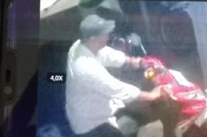 Tangkapan layar CCTV aksi pencurian Honda Beat milik salah satu pengurus Ponpes Tebuireng, Jombang saat diparkir di kawasan pondok.