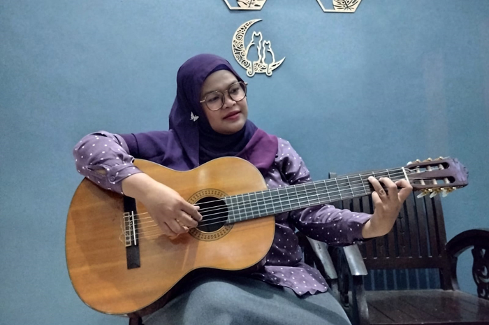 Aulia Yudha Agustina saat bermain musik
