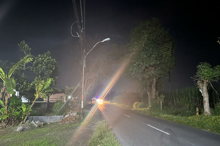 GELAP: Jalan kabupaten di Desa Gajah, Kecamatan Ngoro, Jombang, padam (20/4).