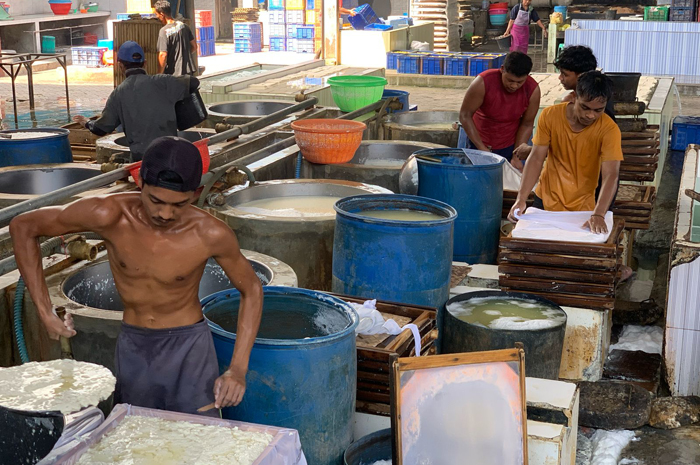 : Aktifitas pabrik tahu di Desa Sumbermulyo, Kecamatan Jogoroto Jombang yang kini kelimpungan karena mahalnya harga kedelai