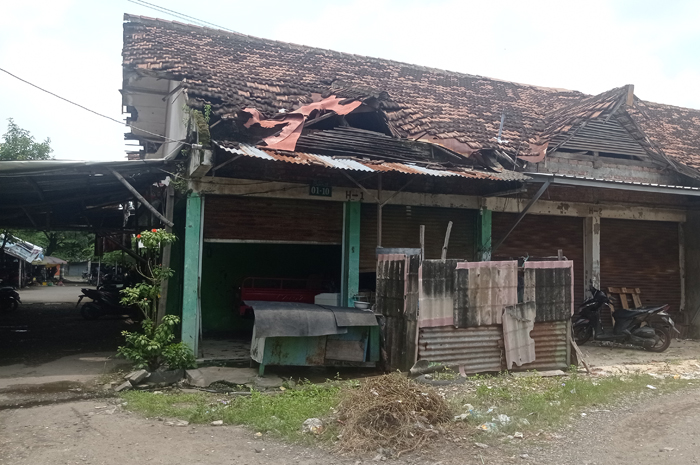 TAK MASUK PEKERJAAN: Deretan kios Pasar Mojotrisno di Kecamatan Mojoagung, Jombang yang rusak tak masuk dalam rencana perbaikan tahun ini.