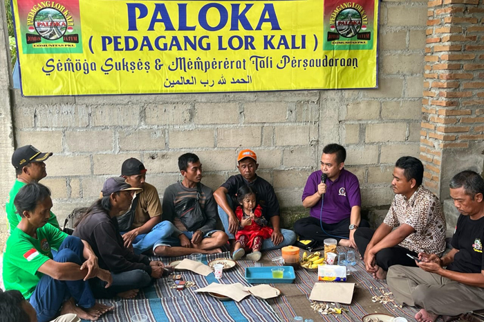 TELADAN: Wakil Ketua DPRD Jombang, HM Syarif Hidayatullah ST MMT (Gus Sentot) saat halalbihalal dengan pedagang lor kali di Desa Keboan Kecamatan Ngusikan, Senin (21/4).