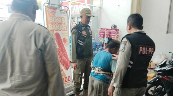 MERSAHKAN: ODGJ diamankan Satpol PP Jombang di Desa Sambong, Kecamatan Jombang.