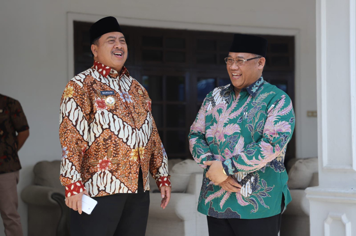 Bupati Jombang Warsubi bersama Rektor UPN Veteran Jawa Timur Prof  Dr Ir Akhmad Fauzi di Pendopo Kabupaten Jombang, Kamis (24/4).