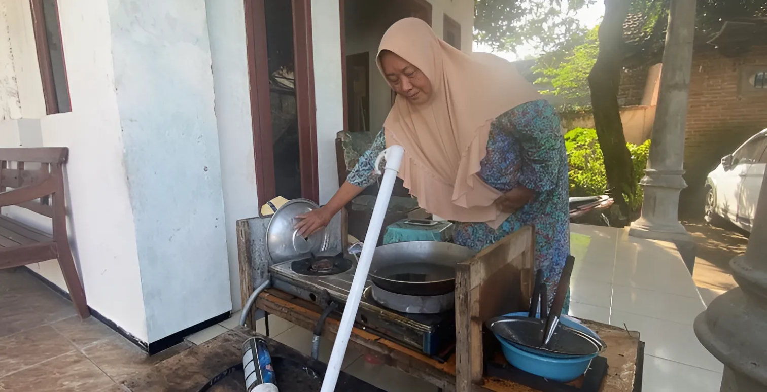 SEDERHANA: Masruroh, 61 penjual gorengan asal Dusun Blimbing Desa Kwaron Kecamatan Diwek, saat menggoreng gorengan depan rumahnya,  (24/4).