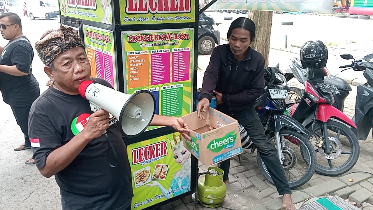 Sejumlah PKL di Jombang menggelar aksi solidaritas dengan menggalang donasi dari para PKL yang berjualan di kawasan Taman Kebonrojo, (25/4).