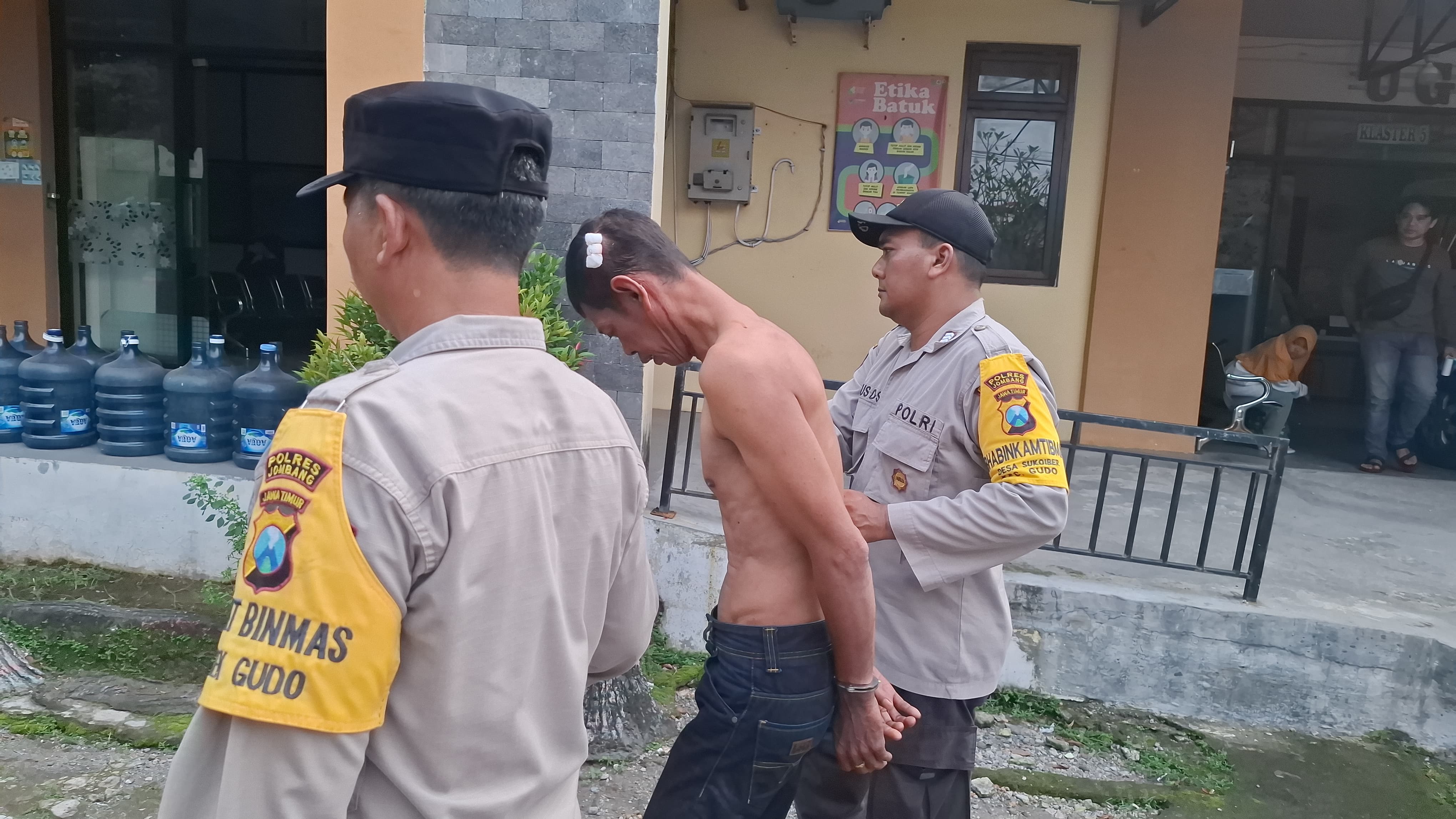 Sunyoto, pria asal Desa Gajah, Kecamatan Ngoro babak belur dihajar warga setelah kepergok membobol dan mencuri di sebuah rumah milik guru di Dusun Klepek, Desa Sukoiber, Gudo, Jombang.