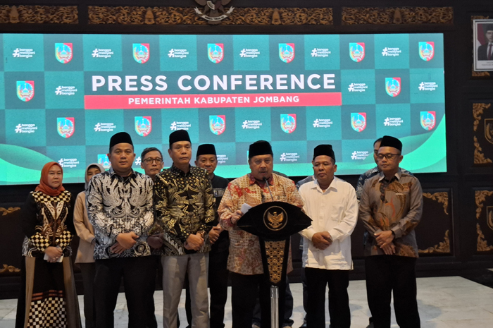 Bupati Jombang Warsubi saat konferensi pers, Minggu (27/4) malam.
